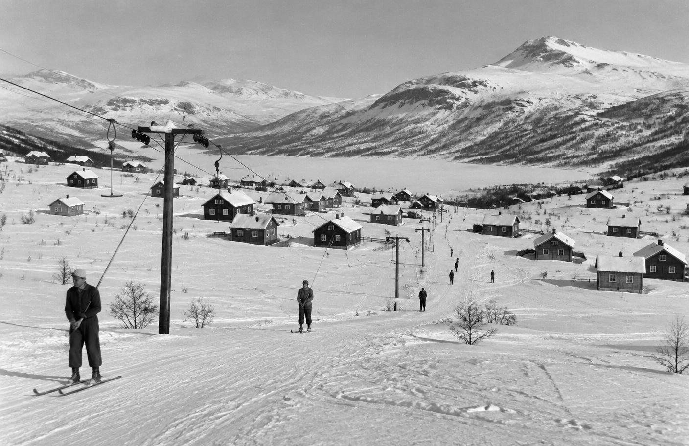 SkiStars resa började 1975 med 37 stugor och en skidbacke i Lindvallen. Bilden är AI-genererad och illustrativ.